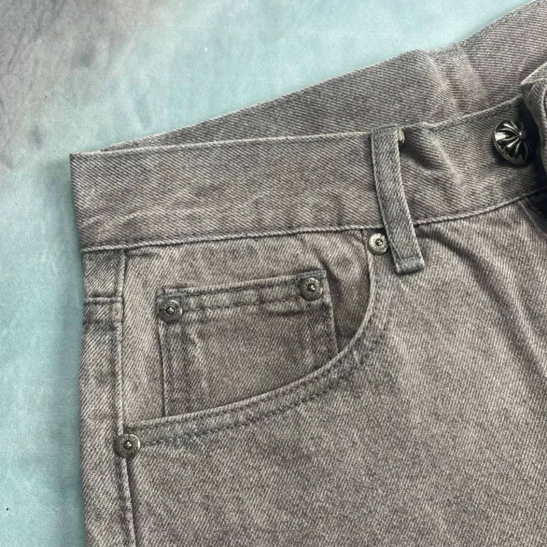 🅿️240 🔘Style No.-KL126 🔘Chloe Heart𝐂𝐡𝐫𝐨𝐦𝐞 𝐇𝐞𝐚𝐫𝐭 Matty Boy Sex Records Series Limited Gray Patch Leather High Street Jeans* [Same Style as JJ Lin] This CH jeans by Chloé Heart can be called the pinnacle of craftsmanship and design. Each pair of trousers must go through a complicated process. The finished product is first washed and then disassembled. With the exquisite craftsmanship of the craftsmen, the sheepskin is carefully cut into a cross shape, sewn by hand stitch by stitch, and then re-pieced into shape. The complicated process is difficult to describe in detail in words. When you get it, you can really feel the top-notch texture that hits your face, and its strength proves that "it looks good, no need to say more". The fabric is made of thick beaded canvas and has been washed with heavy water. The texture of the upper body is doubled, showing a natural and unique texture. The pants are straight and neat, highlighting the wearer's heroic appearance. The entire trousers are three-dimensionally cut and fit ergonomically, making them impeccable both in terms of visual effect and wearing experience. In terms of details and accessories, these jeans are also exquisite. The hardware is strictly customized according to the ZP original version, with high quality, strong and durable; the customized small leather label has a unique design, highlighting the brand's high-end positioning. After being washed, the thick beaded canvas not only feels soft and skin-friendly, but also has excellent breathability, bringing all-day comfort to the wearer. The overall workmanship of the trousers is exquisite, and every line is neatly and carefully arranged. From the overall design to the details, it shows a simple yet exquisite style.  Size: S M L XL XXL (28.30.32.34.36) Color: Gray